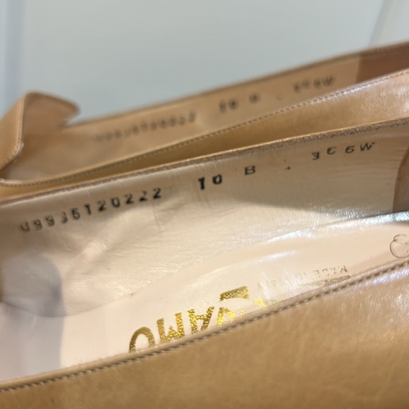 VTG Salvatore Ferragamo Leather Pumps Gold Tone Emblem Italy Size 10 - Picture 4 of 9